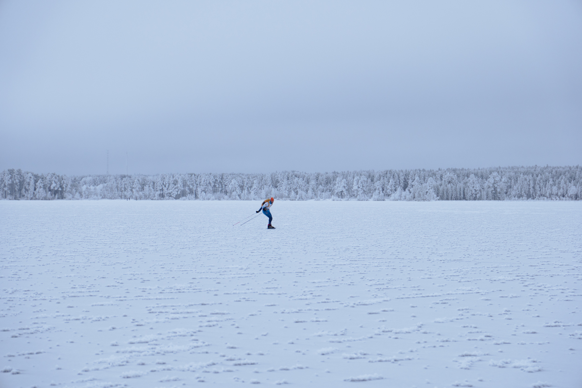 Фото: Наматывать километры по озеру - отличная подготовка к лыжным стартам. Для фанатов тренировок можно даже заняться интервалами на ПАНО по идеально ровной поверхности.