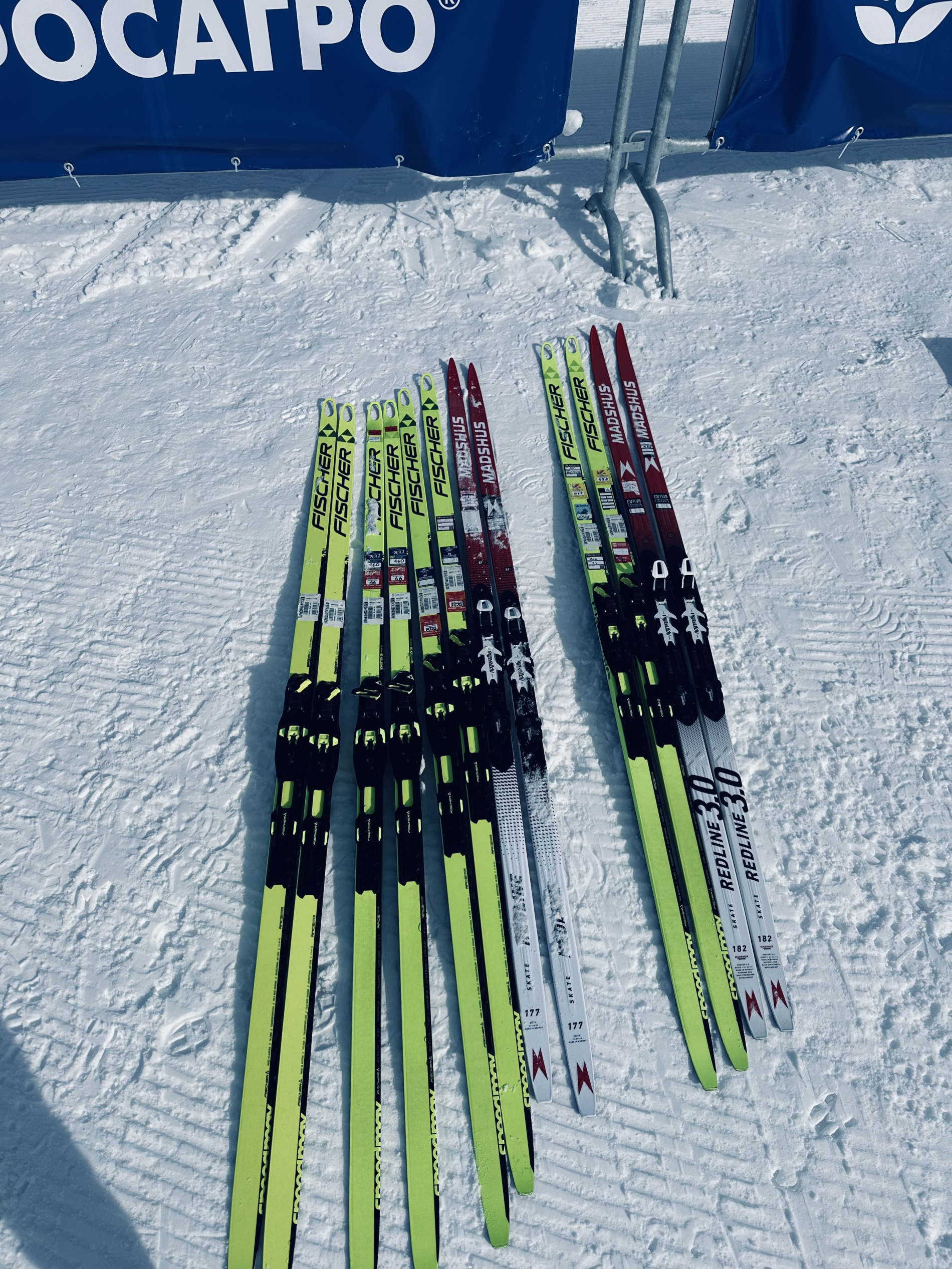 Фото: Так проходила сортировка лыж:)